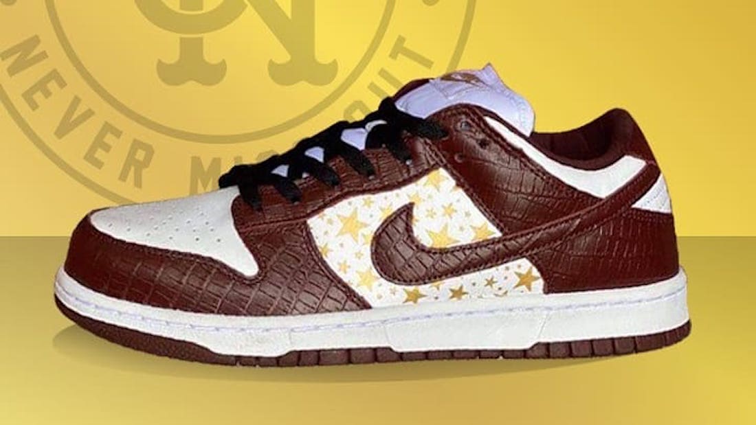Photo de la sneaker Supreme x Nike SB Dunk Low White/Metallic Gold-Barkroot Brown