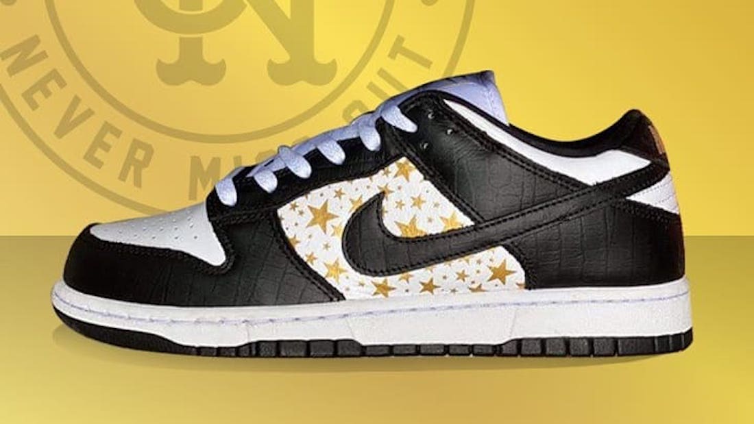 Photo de la sneaker Supreme x Nike SB Dunk Low White/Metallic Gold-Black