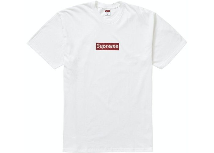 Photo du t-shirt blanc née de la collaboration entre Swarovski et Supreme