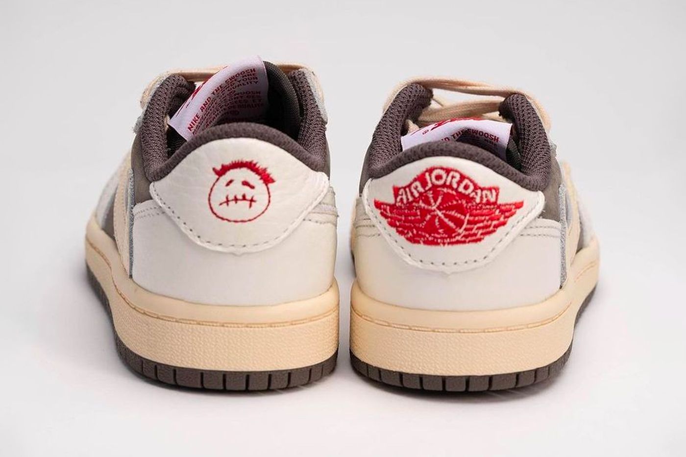 Logo rouge de la Flamme et Air Jordan sur la Nike Jordan 1 Low "Reverse Mocha"